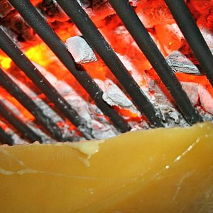 Walliser Bio Raclette Käse am Holzfeuer
